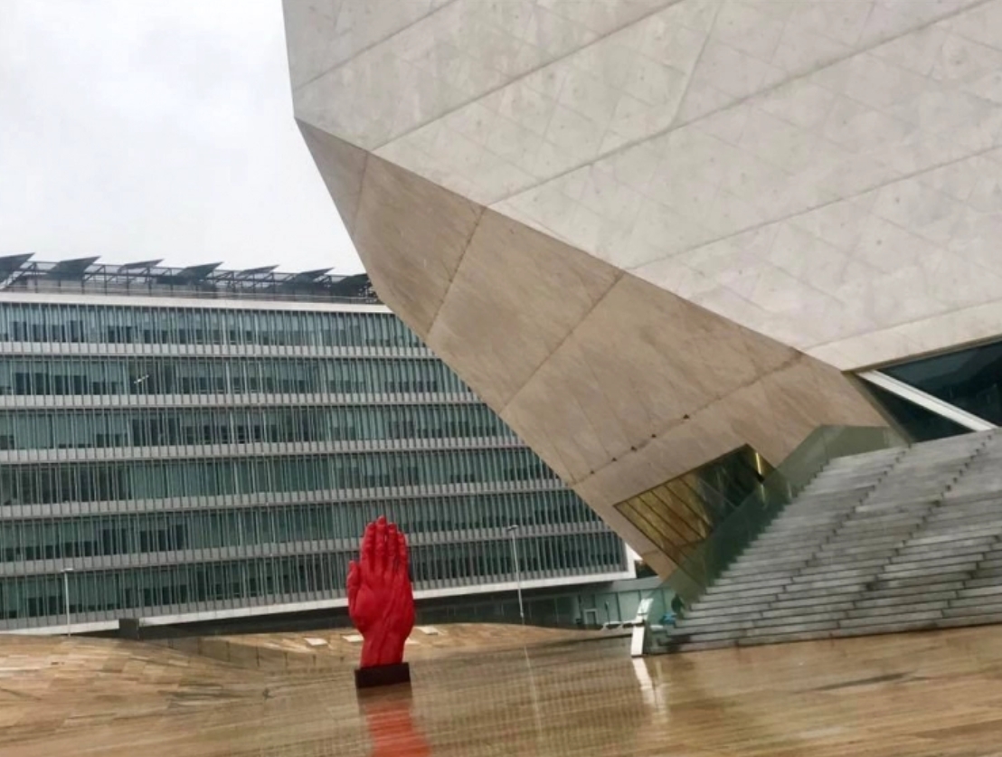 Раскрыта тайна синей руки, которую установили в Киеве